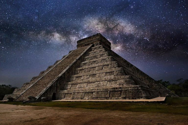 Fila 01: La noche de los Mayas de Revueltas