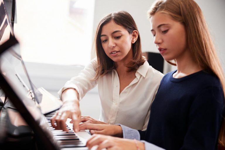 ¿Por qué las mujeres abandonan su carrera musical?